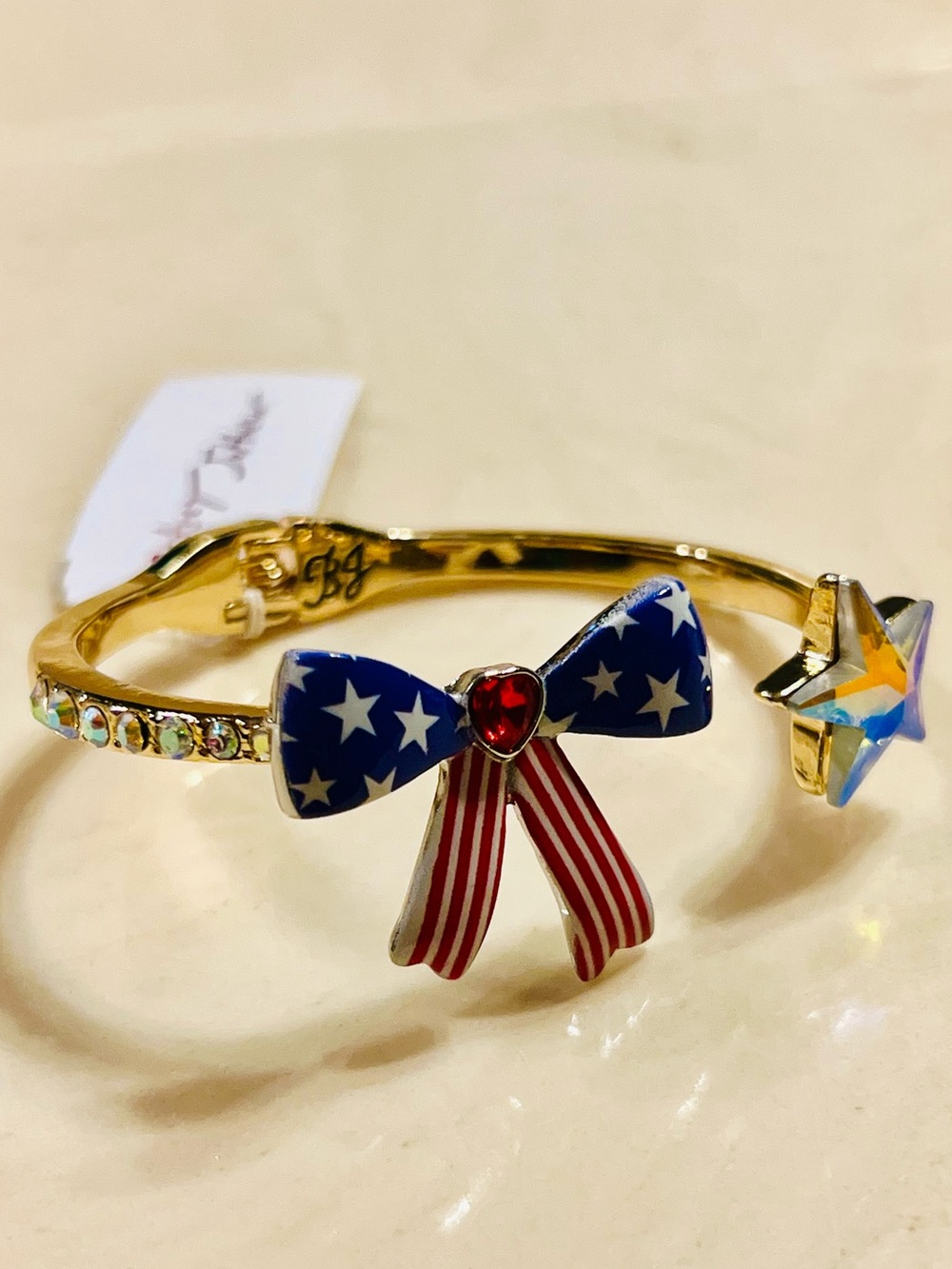 🇺🇸BETSEY JOHNSON Gold Plated Bling Americana Hinge Bracelet Patriotic Bow Star
